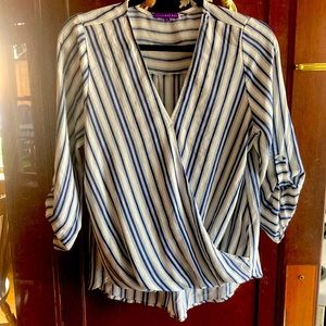 Super cute flow blouse! Cross body front with 2 inch lower in back. Cute sleeves